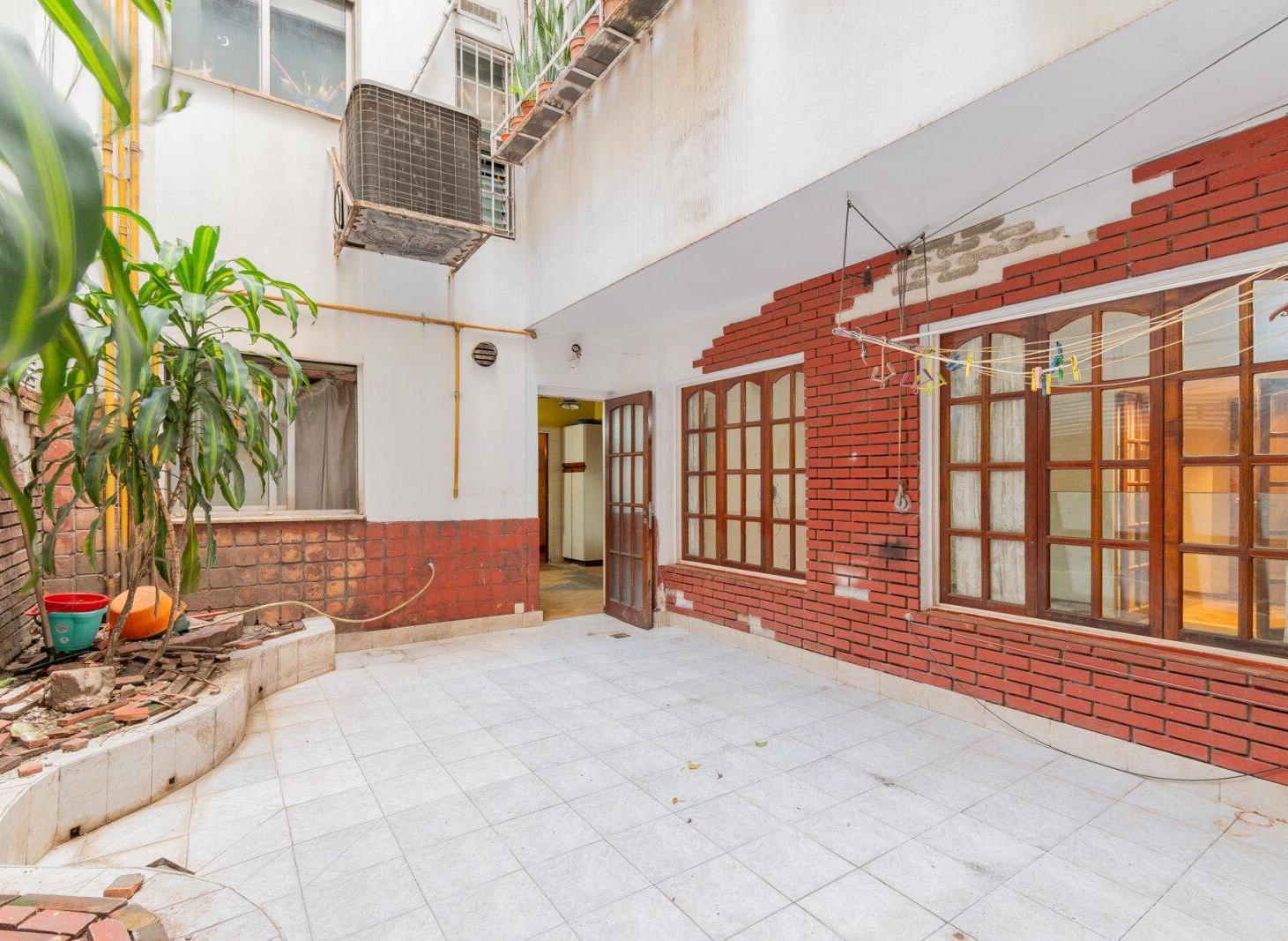 Foto de Venta Recoleta Departamento 5 Ambientes Dependencia Cochera, imagen 1