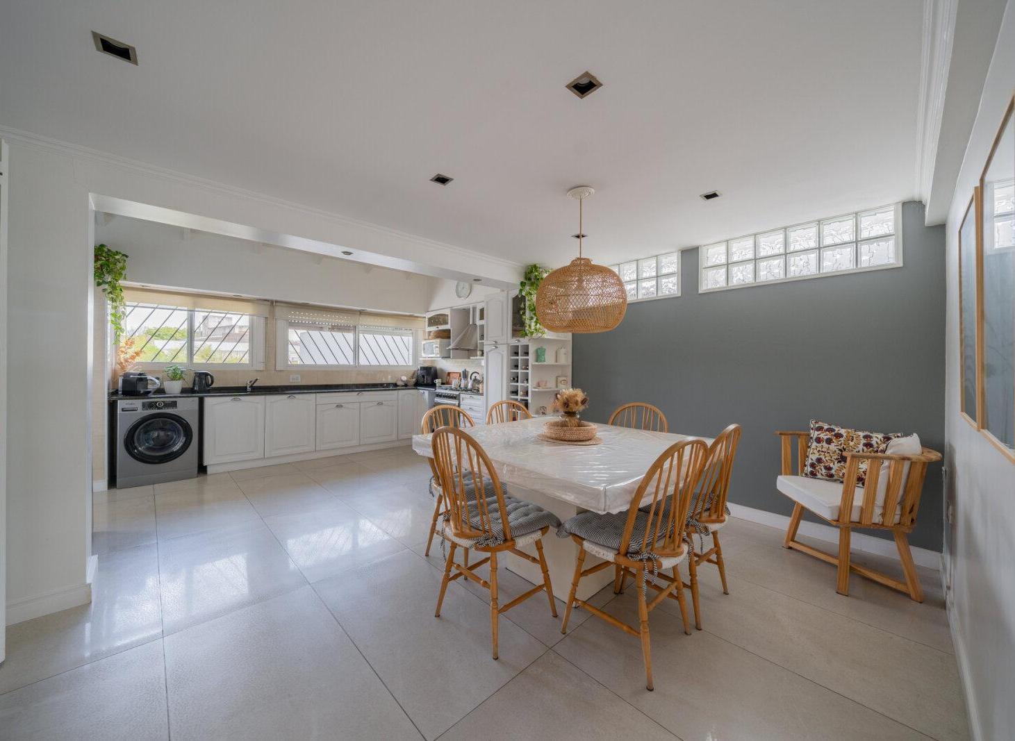 Foto de Casa Multifamiliar Villa Urquiza 2 Plantas Garage Quincho Lote Propio, imagen 4