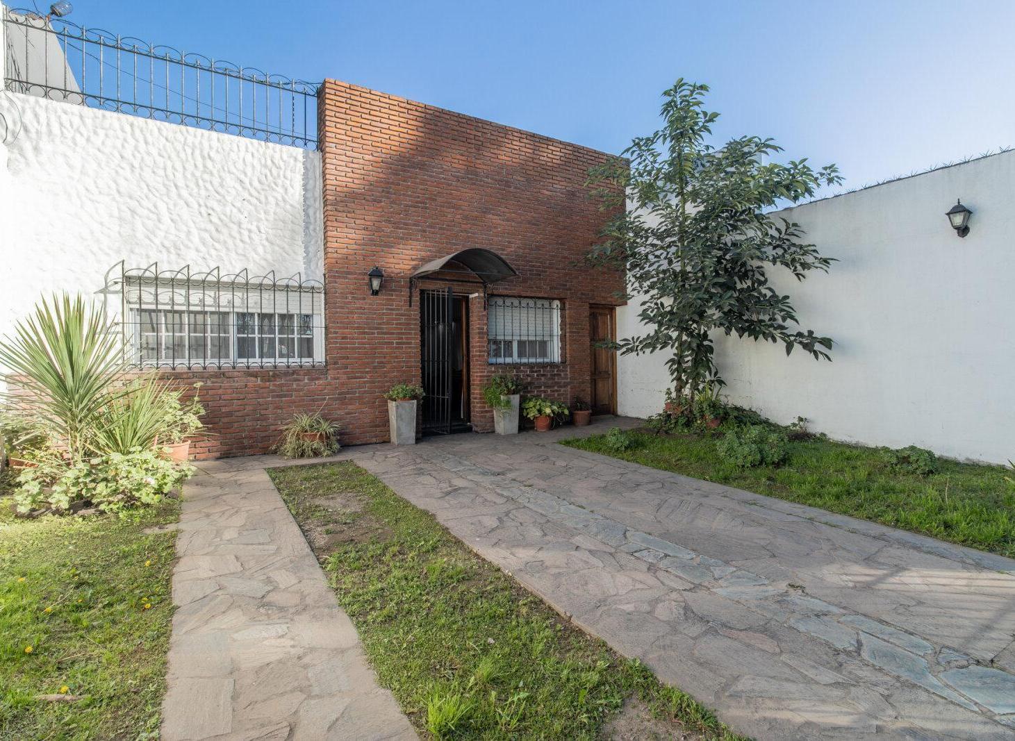 Foto de Casa Venta 4 Dormitorios Lote Propio Villa Lugano, imagen 2