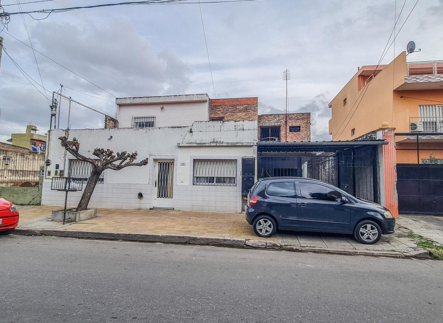 Foto de Venta Villa Celina Lote Triple Casa Taller Jardin Cochera, imagen 1