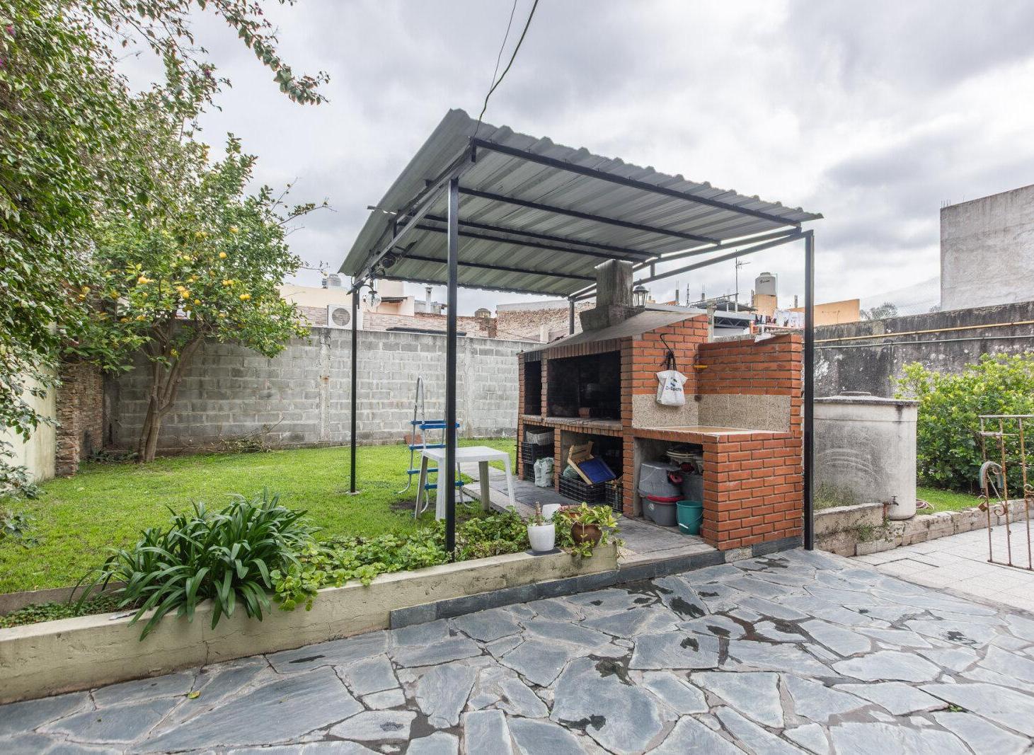 Foto de Venta Villa Celina Lote Triple Casa Taller Jardin Cochera, imagen 4