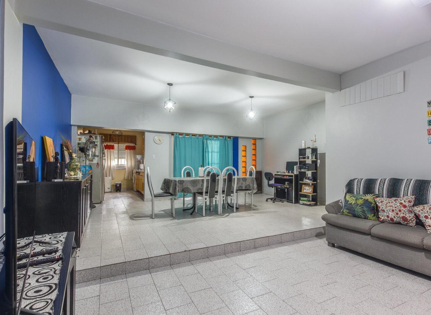 Foto de Venta Villa Celina Lote Triple Casa Taller Jardin Cochera, imagen 2