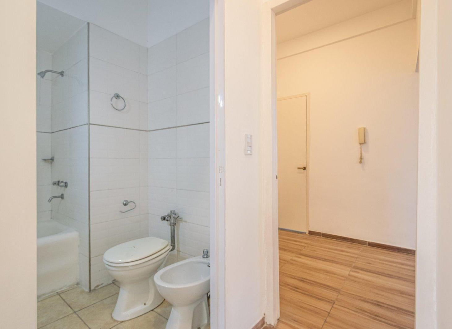 Foto de VENTA - 3 AMBIENTES - BALCON - LUMINOSO - CERCANIA AL OBELISCO - IDEAL, imagen 4