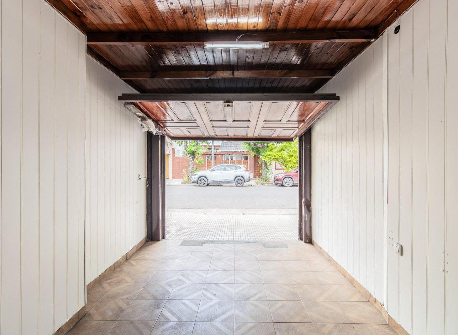 Foto de VENTA - PH TIPO CASA - APTO CREDITO - TERRAZA - COCHERA - SUBTE E, imagen 2