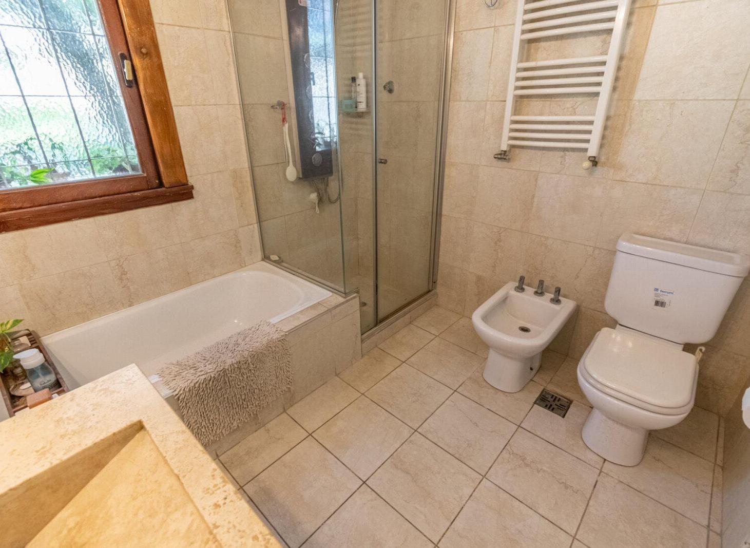 Foto de VENTA - PH TIPO CASA - TRIPLEX - 5 AMBIENTES - TERRAZA - PATIO, imagen 2