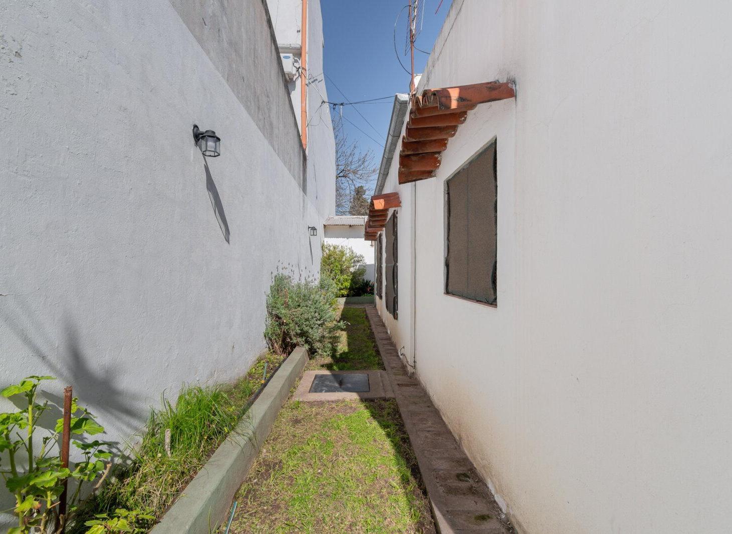 Foto de Venta Villa Lugano Casa 3 Ambientes Patio Jardin Cochera, imagen 5