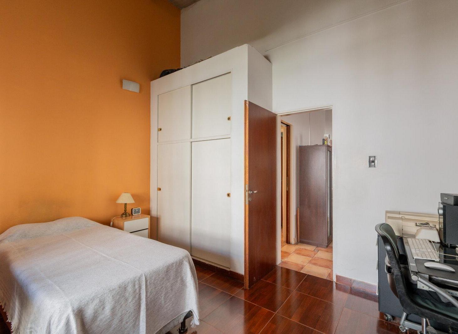 Foto de Venta Villa Lugano Casa 3 Ambientes Patio Jardin Cochera, imagen 2