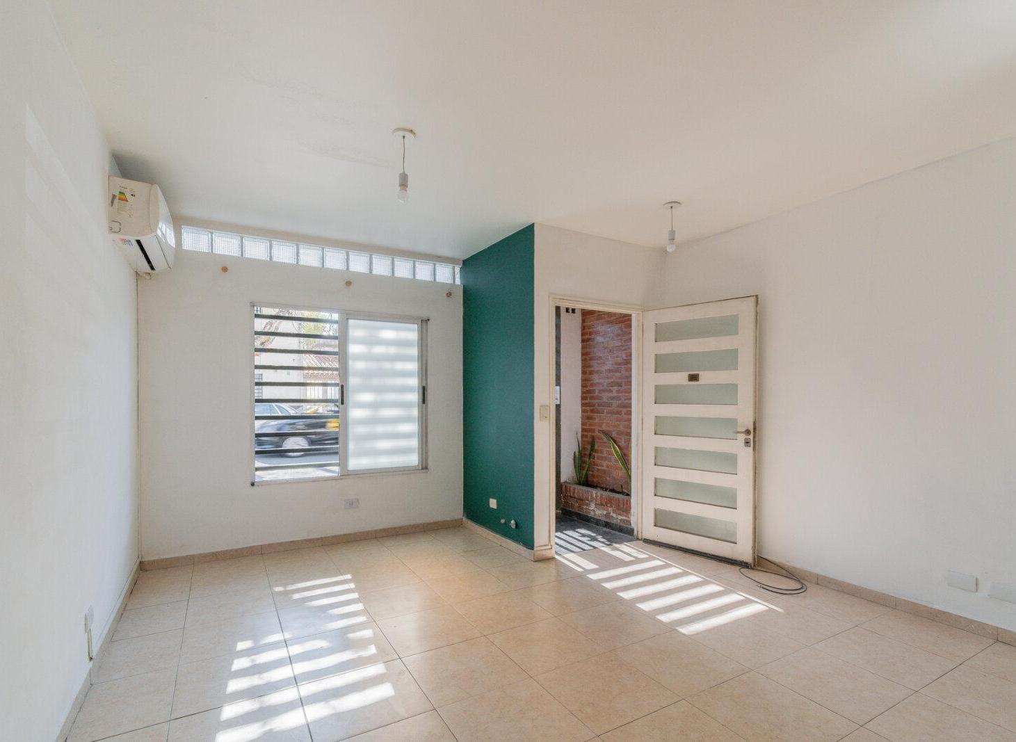 Foto de Departamento dos ambientes- Planta baja- Frente, imagen 2