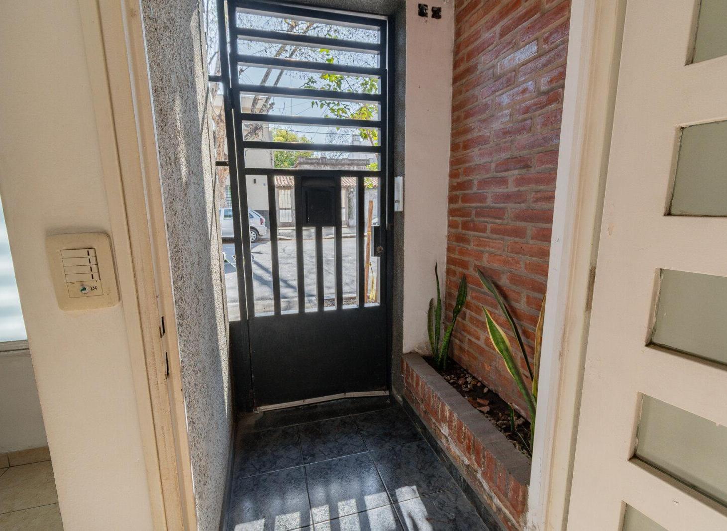 Foto de Departamento dos ambientes- Planta baja- Frente, imagen 1