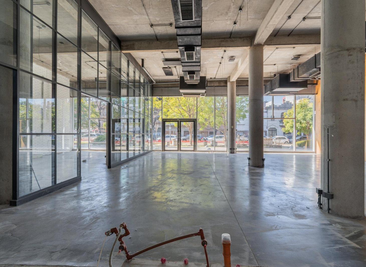 Foto de DOHO Local en PB con cochera. Planta libre al Frente, con ventana piso, imagen 4