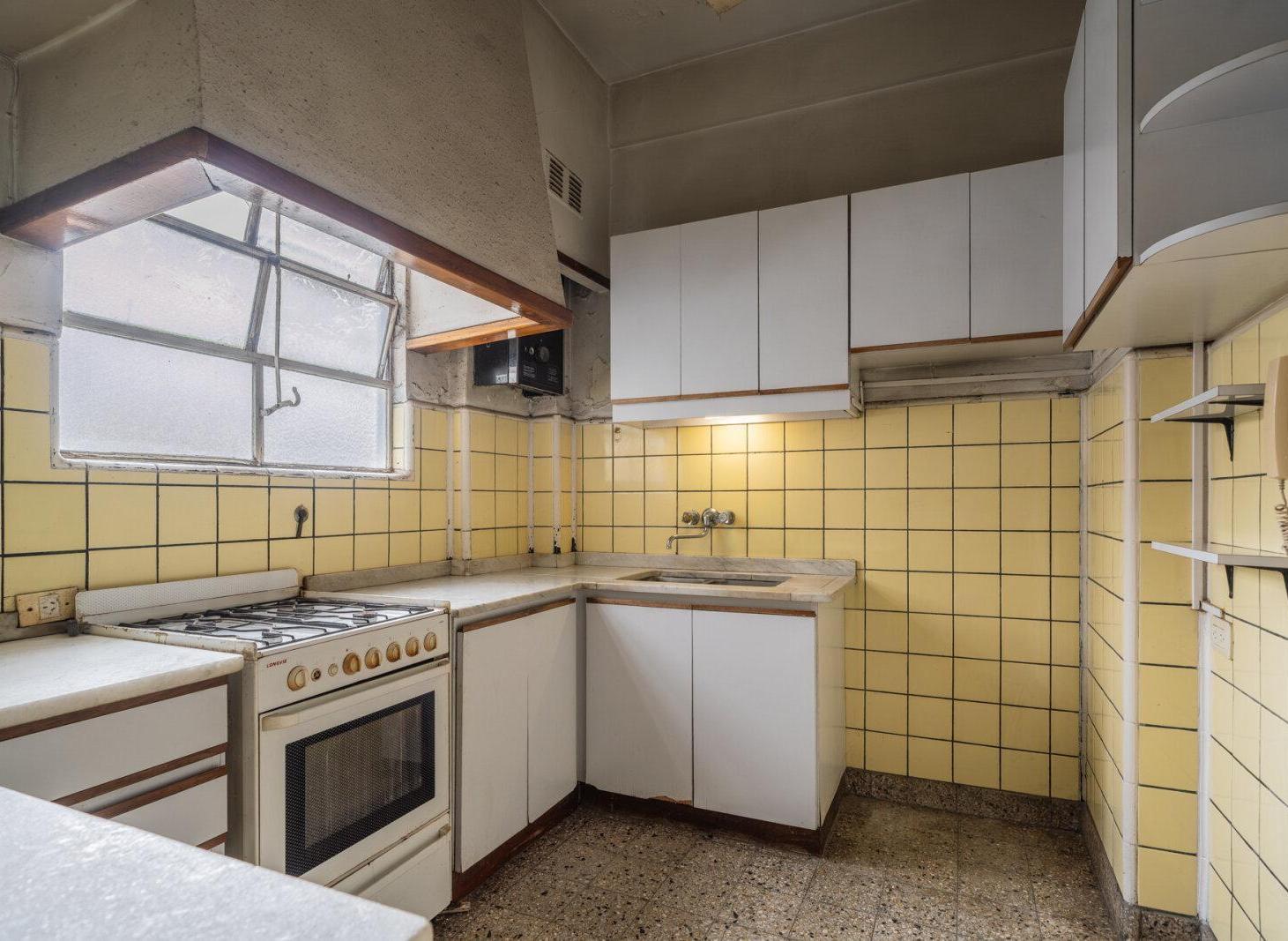 Foto de DEPARTAMENTO 4 AMB + ESTUDIO - A RECICLAR - FLORES, imagen 1