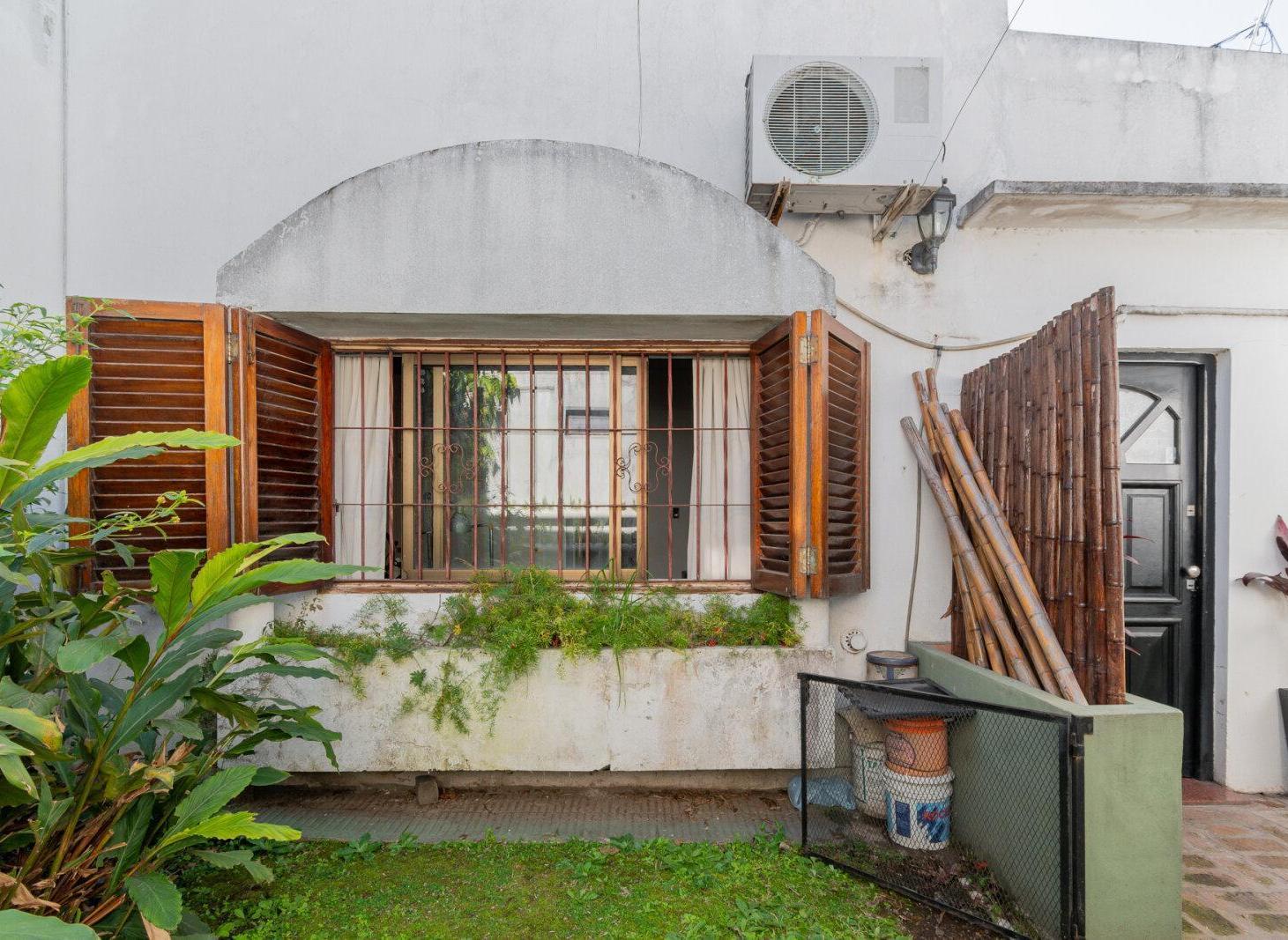 Foto de Venta Villa Lugano Casa 3 Ambientes Cochera Jardin Patio, imagen 1