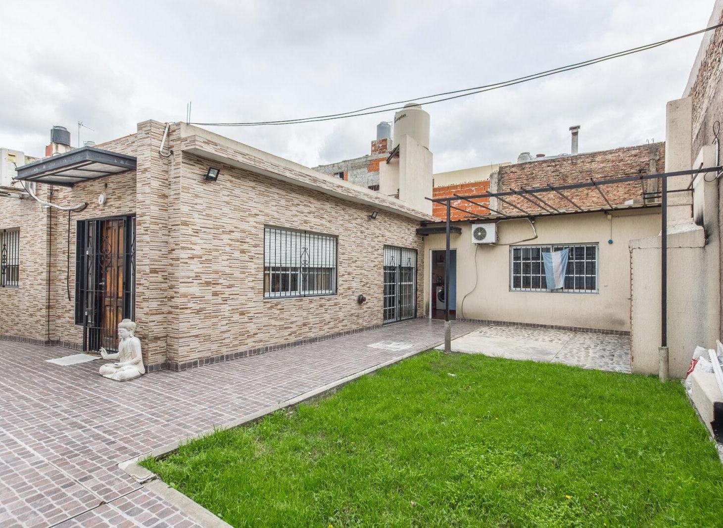 Foto de Venta Villa Celina Lote Triple Casa Jardin Taller Cochera, imagen 1