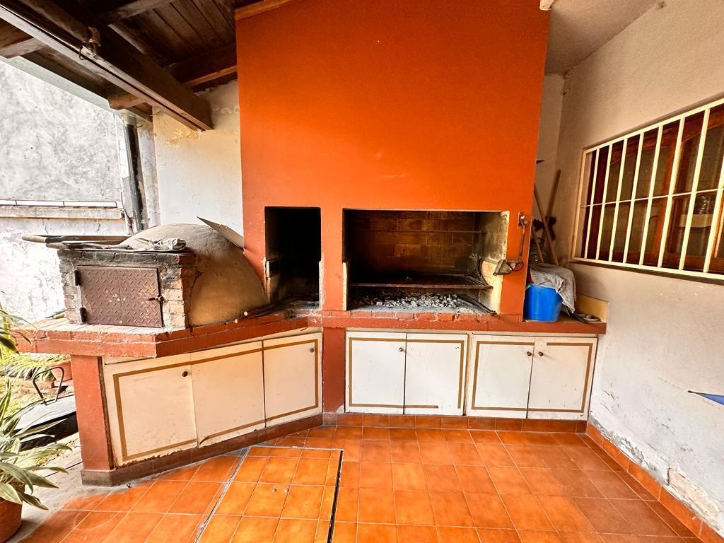 Amplia Casa de 5 Dorm. con Galería y Pileta, Av Roca Al 1000, Barrio Sur 2