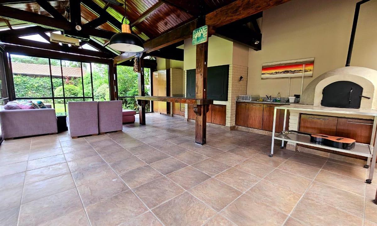 Importante Casa de 5 Dorm. en Venta en Lote de 832 m², Zona Parque Guillermina, Smt 5