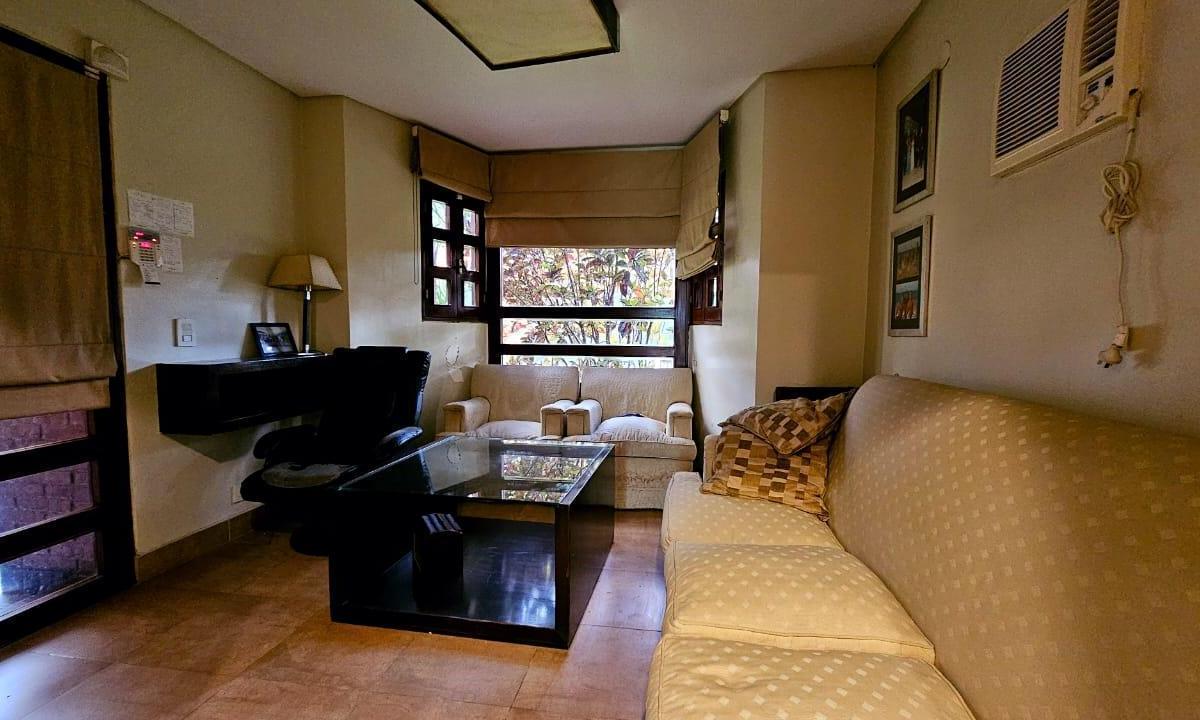 Importante Casa de 5 Dorm. en Venta en Lote de 832 m², Zona Parque Guillermina, Smt 2