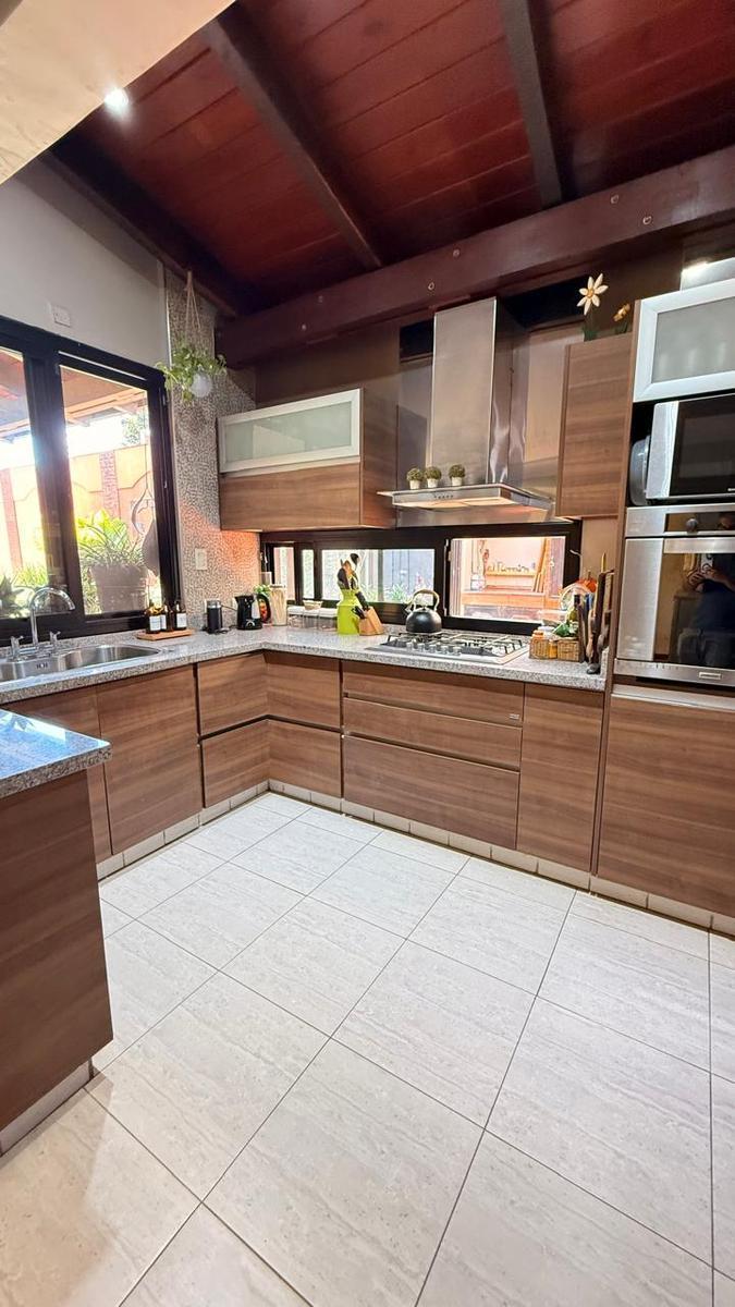 Importante Casa de 4 Dorm. en Av Belgrano Al 4100, Parque V. Centenario, Smt 2