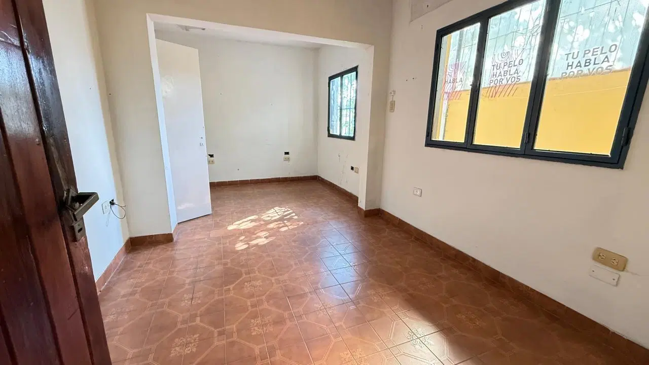 Importante propiedad comercial (local + oficinas + galpón) en Cornelio Saavedra al 200, SMT 5