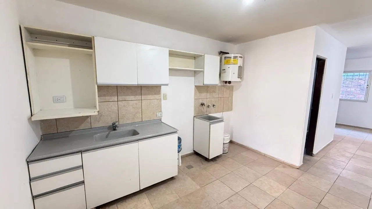 Amplio monoambiente en piso 1 por escalera en VENTA en Colombia al 200, Zona Norte, SMT 1