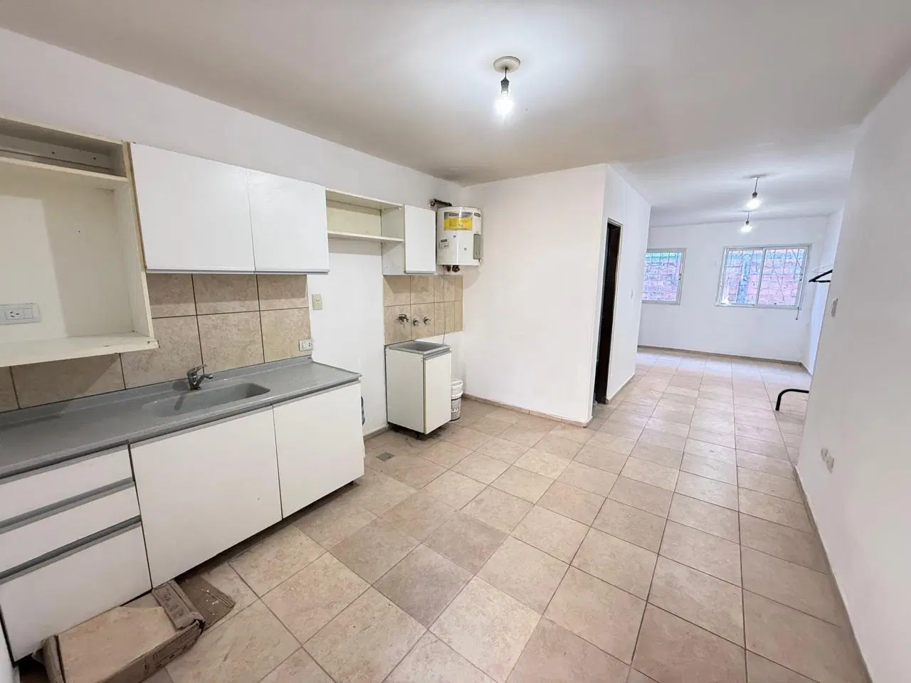 Amplio monoambiente en piso 1 por escalera en VENTA en Colombia al 200, Zona Norte, SMT 5