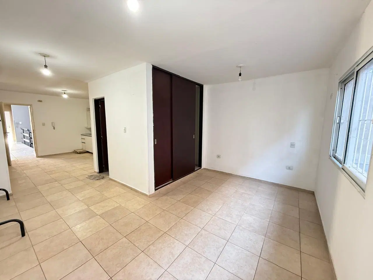 Amplio monoambiente en piso 1 por escalera en VENTA en Colombia al 200, Zona Norte, SMT 4