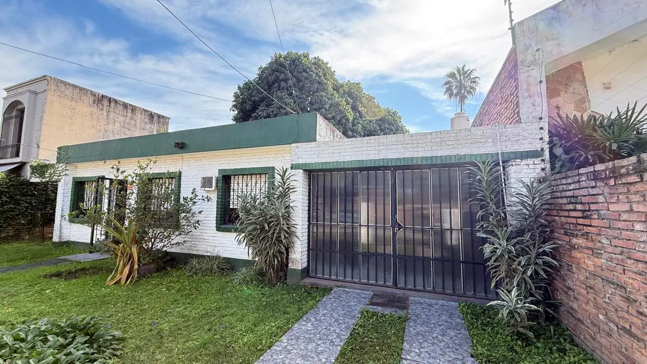 Casa de 3 dormitorios en terreno de 450 m2 en VENTA en Perú al 1500, Yerba Buena 2