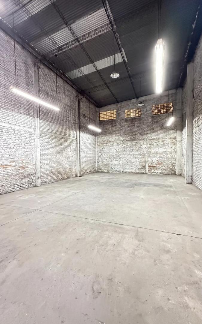 Foto de Propiedad comercial (importante local en 2 plantas + galpón) en VENTA, imagen 4