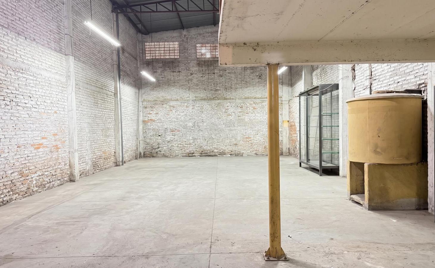 Foto de Propiedad comercial (importante local en 2 plantas + galpón) en VENTA, imagen 5