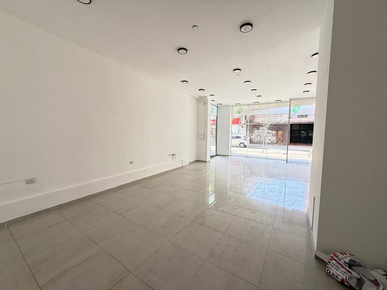Foto de ALQUILER de local comercial de 58 m2 propios en Crisóstomo Álvarez al, imagen 3