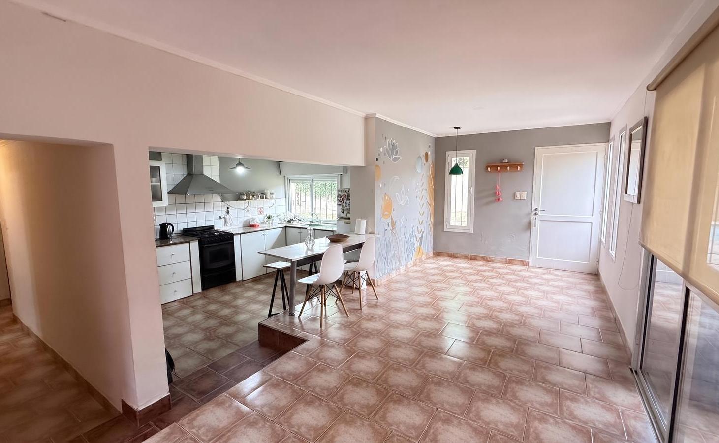 Foto de Importante casa de 3 dormitorios con pileta, Chacho Peñaloza al 800, imagen 2