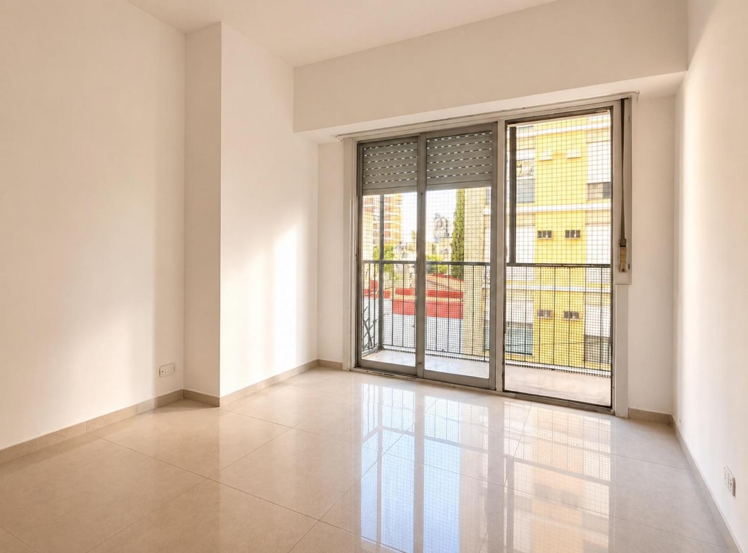 Foto de Venta Departamento 4 ambientes en Quilmes Centro con Patio | Amplio y, imagen 3