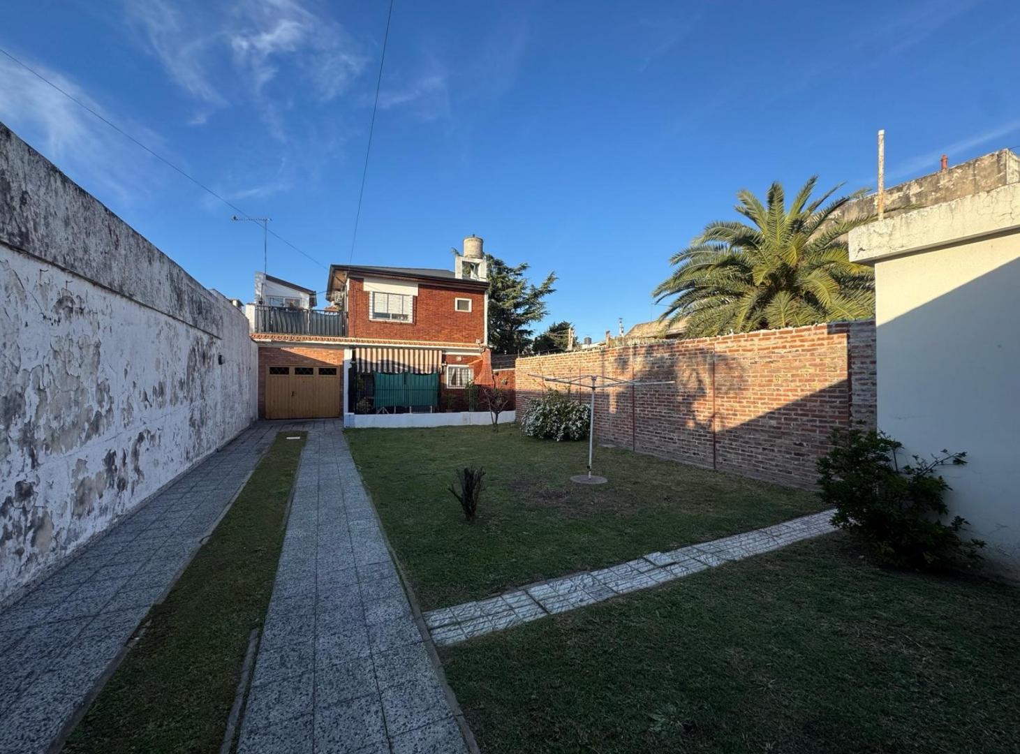 Foto de Venta PH 4 ambientes con Jardin y Cochera Bernal, imagen 2
