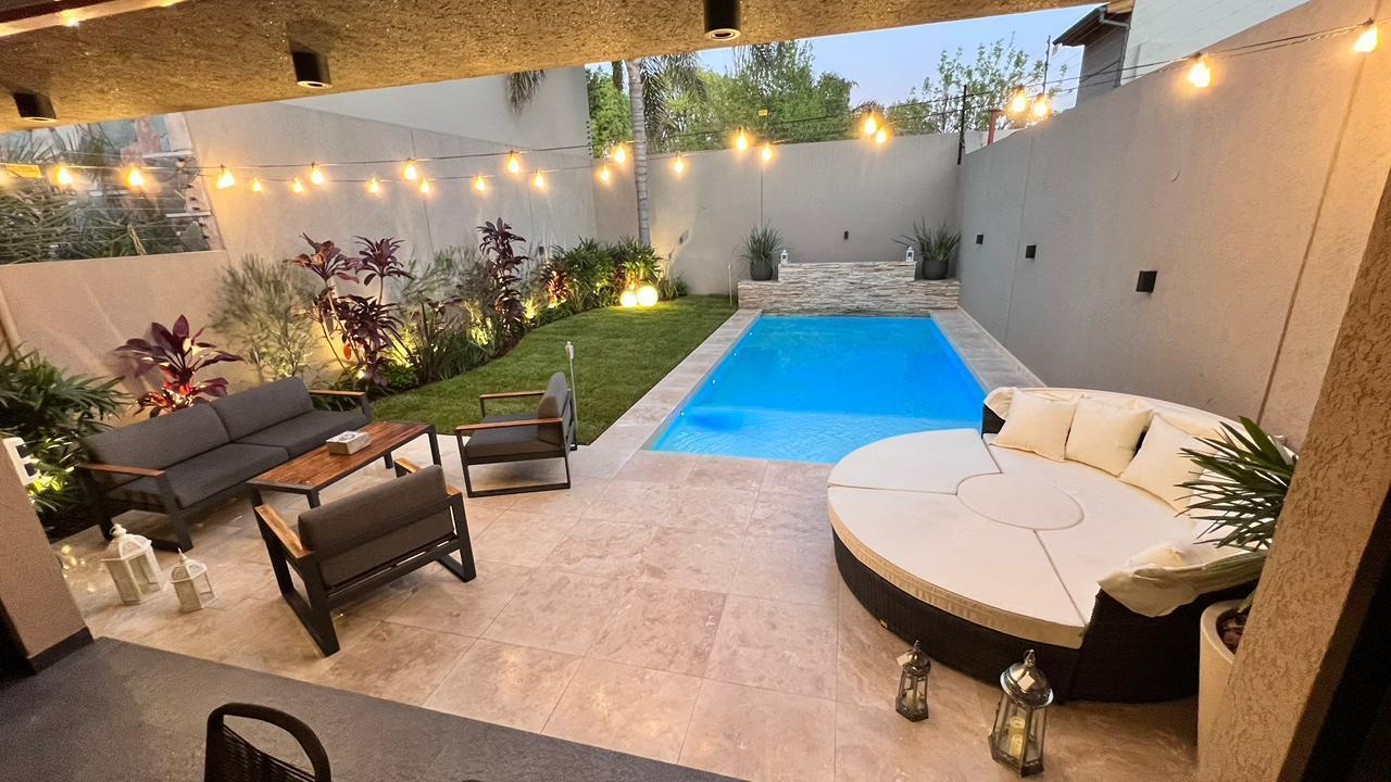 Foto de Impecable Casa de Diseño Moderno con Quincho, Piscina y Playroom, imagen 2