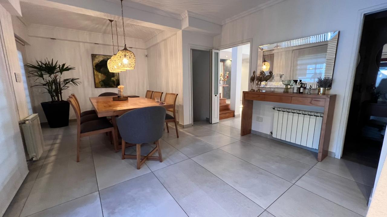 Foto de Impecable Casa de Diseño Moderno con Quincho, Piscina y Playroom, imagen 5