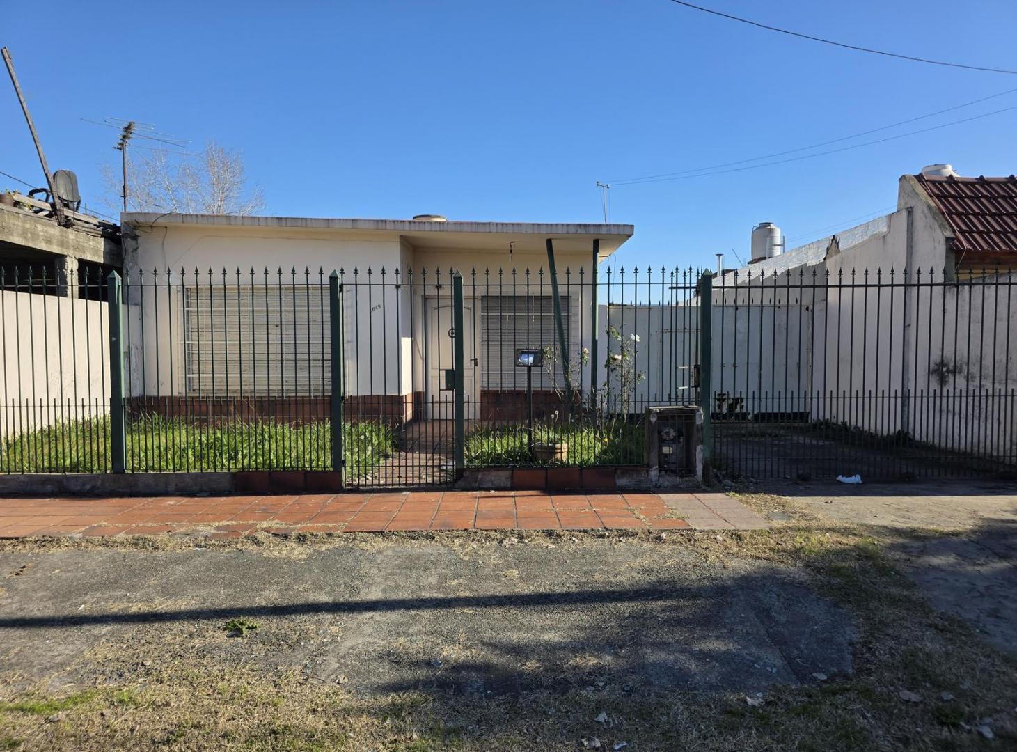 Foto de CASA EN VENTA A RECICLAR SOBRE EXCELENTE LOTE – QUILMES OESTE, imagen 1