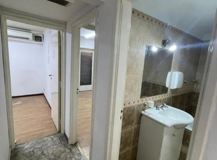 Oficina en  alquiler en Quilmes centro con seis privados. 5