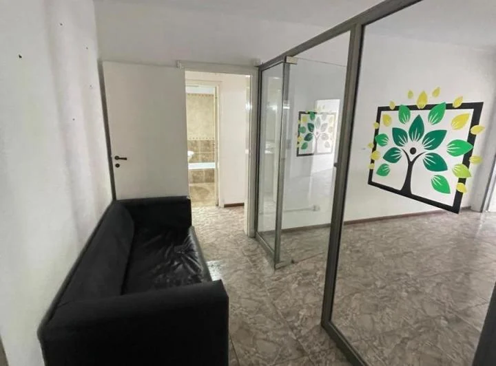 Oficina en  alquiler en Quilmes centro con seis privados. 1