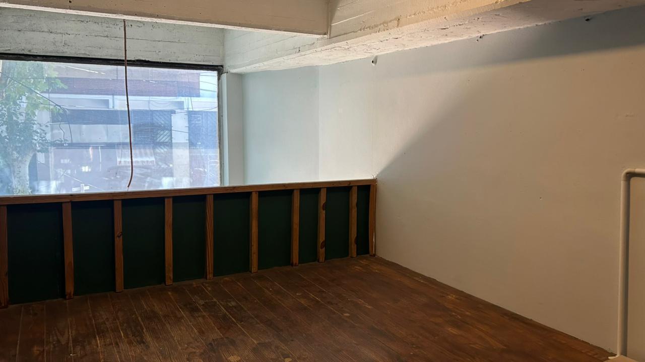 Foto de Alquiler de local comercial con entrepiso/deposito y cocina, imagen 2