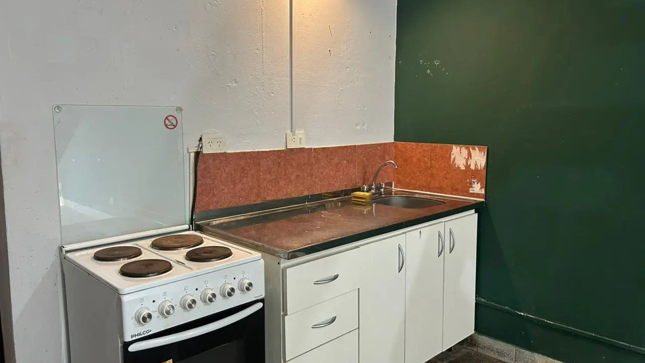 Alquiler de local comercial con entrepiso/deposito y cocina 5