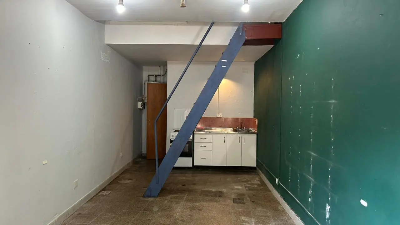 Alquiler de local comercial con entrepiso/deposito y cocina 3