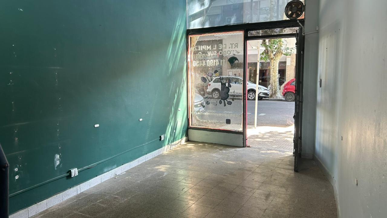 Alquiler de local comercial con entrepiso/deposito y cocina