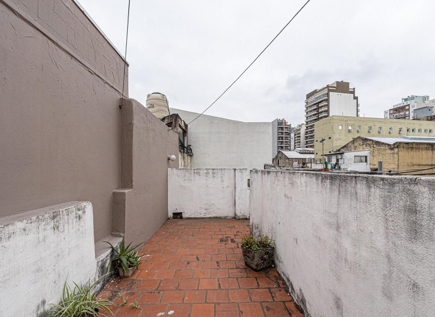 PH 2 ambientes con patio y terraza en Parque Chacabuco