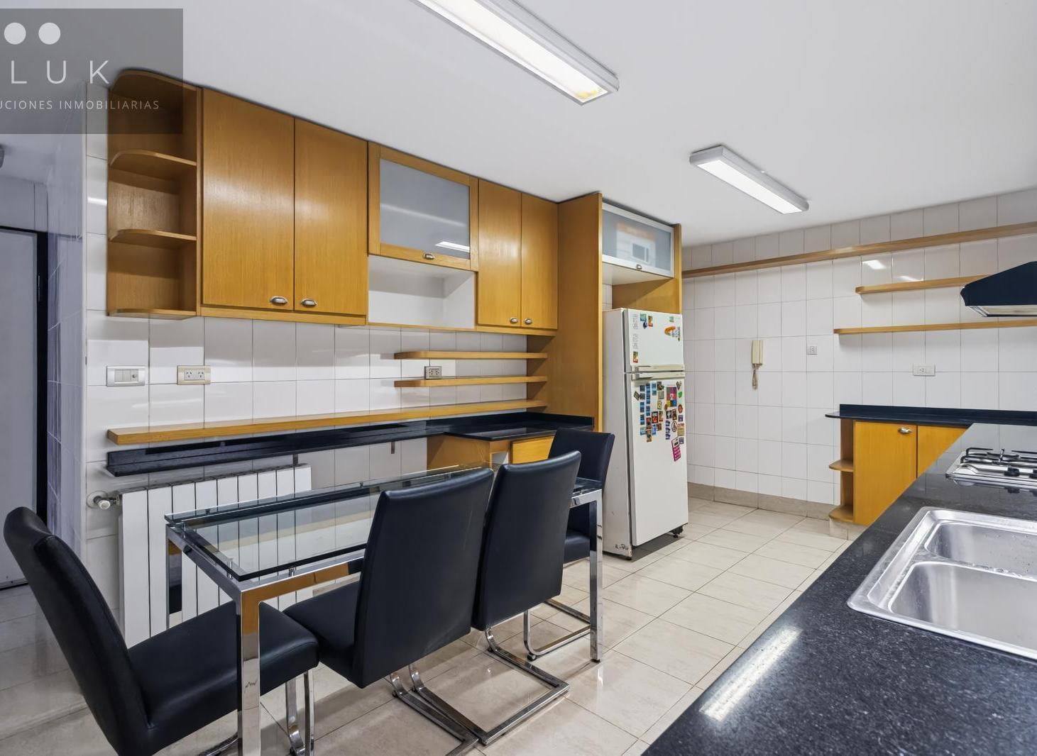 Foto de Hermoso 5 ambientes con patio, dependencia de servicio, cochera y, imagen 2