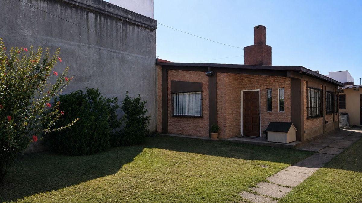 Foto de Alquiler casa tres ambientes con jardín Quilmes, imagen 1