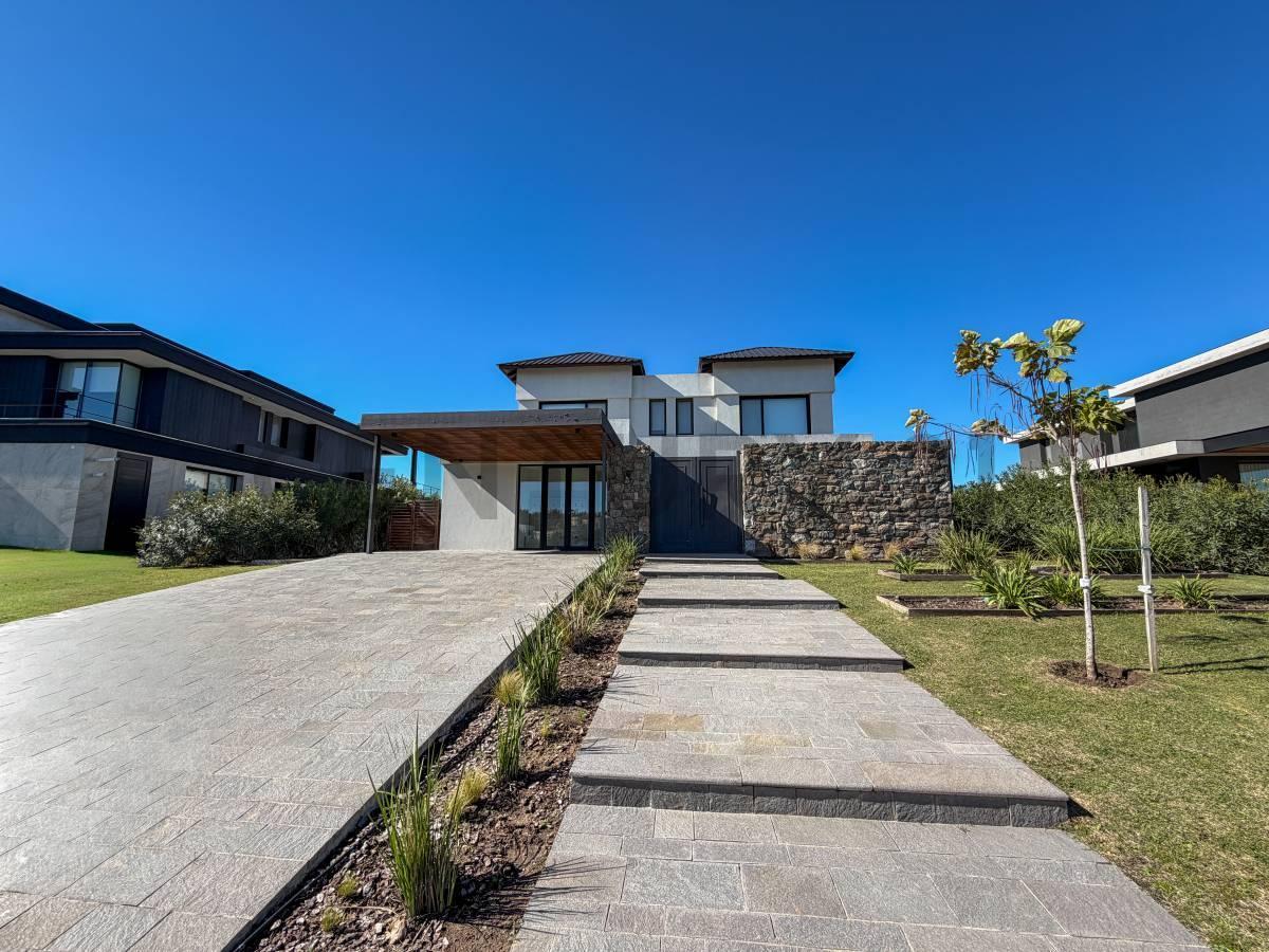 Casa en venta en La Calesa, Pilará — vista al lago y al golf