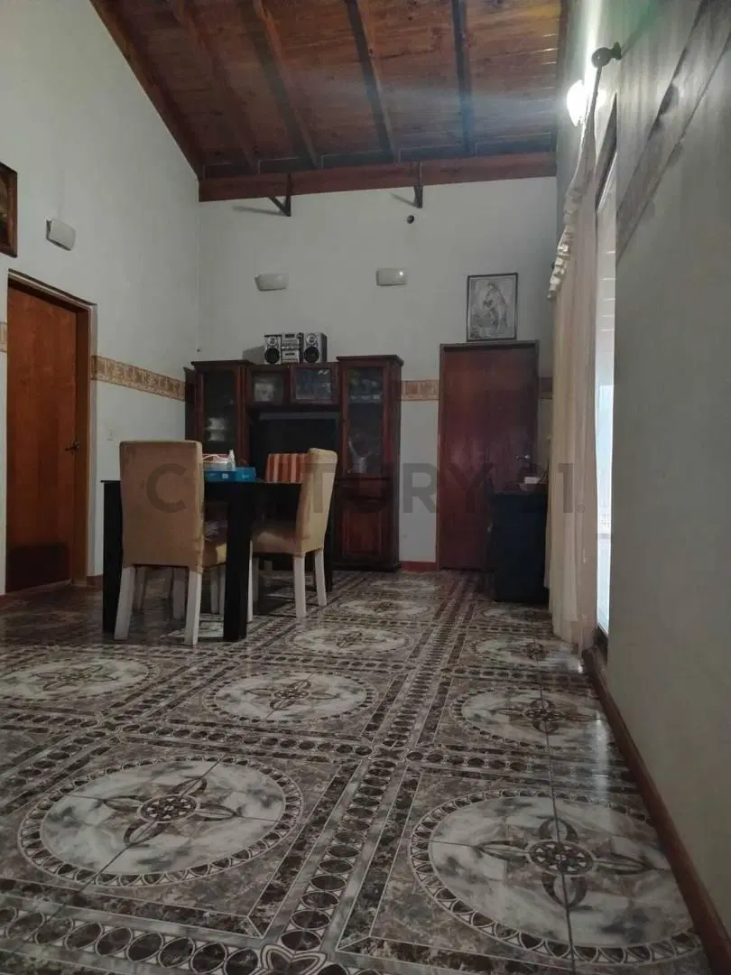 EN  VENTA IMPECABLE RESIDENCIA DE 8 AMBIENTES EN SAN MIGUEL-SUITE DE LUJO Y PILETA CLIMATIZADA 3