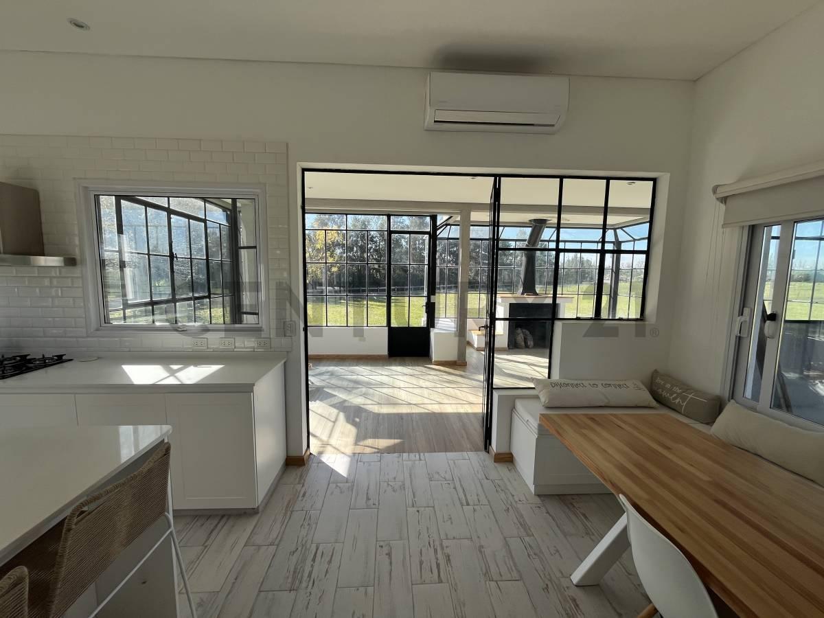 ALQUILER DE CASA A ESTRENAR MUY LUMINOSA Y RODEADA DE VERDE