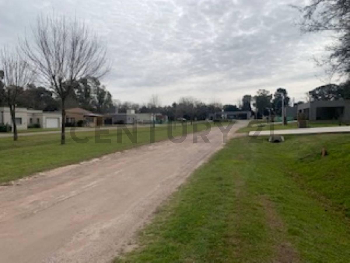 Foto de Terreno con excelente ubicación en Barrio Las Calandrias. (Ruta 4, imagen 2
