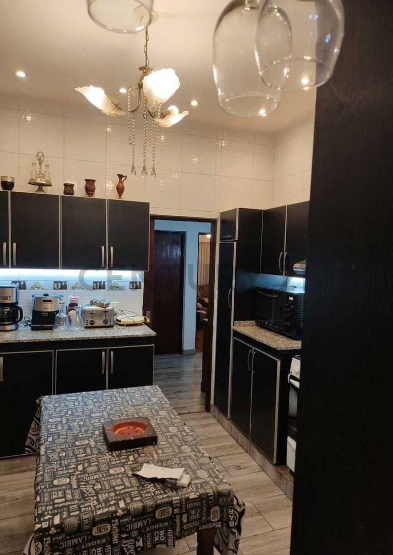 Foto de VENTA Residencia de 5 Dormitorios con Pileta Climatizada, Quincho y, imagen 4