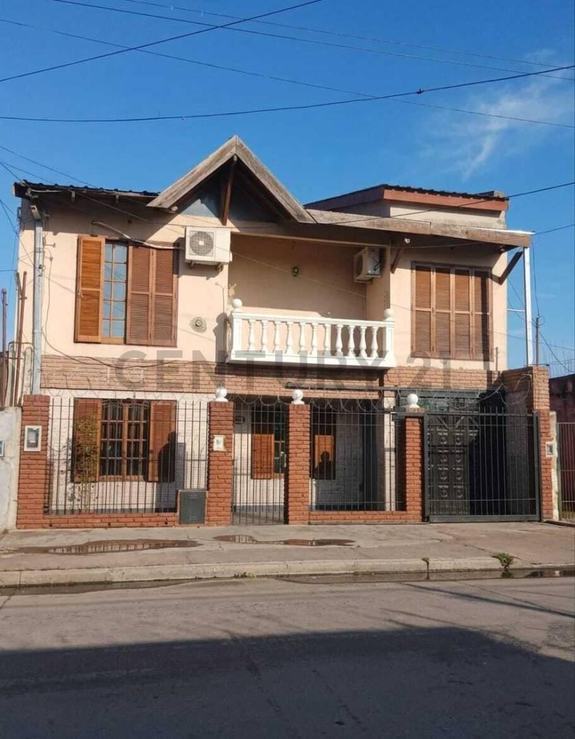 Foto de VENTA Residencia de 5 Dormitorios con Pileta Climatizada, Quincho y, imagen 1